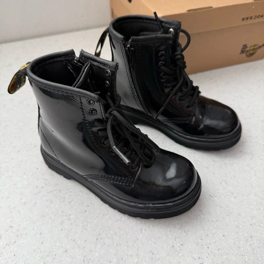 Dr. Martens Classic Kids Unisex Patent Black Boots Shiny Rainbow Shimmer sz 9US